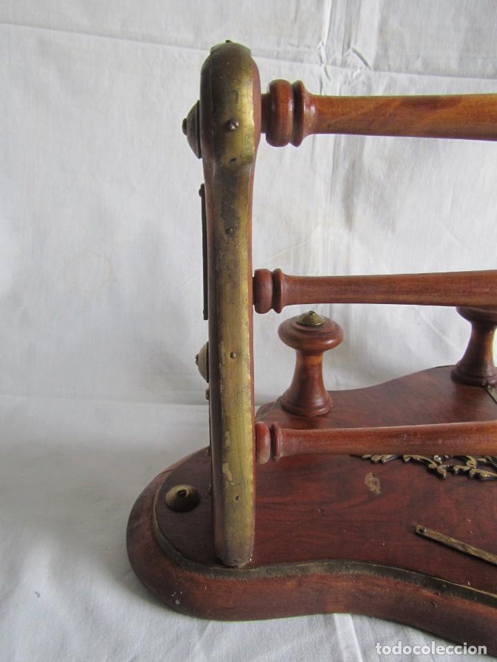 Antig&uuml;edades: Magn&iacute;fica percha de madera rematada con bronce - Foto 13