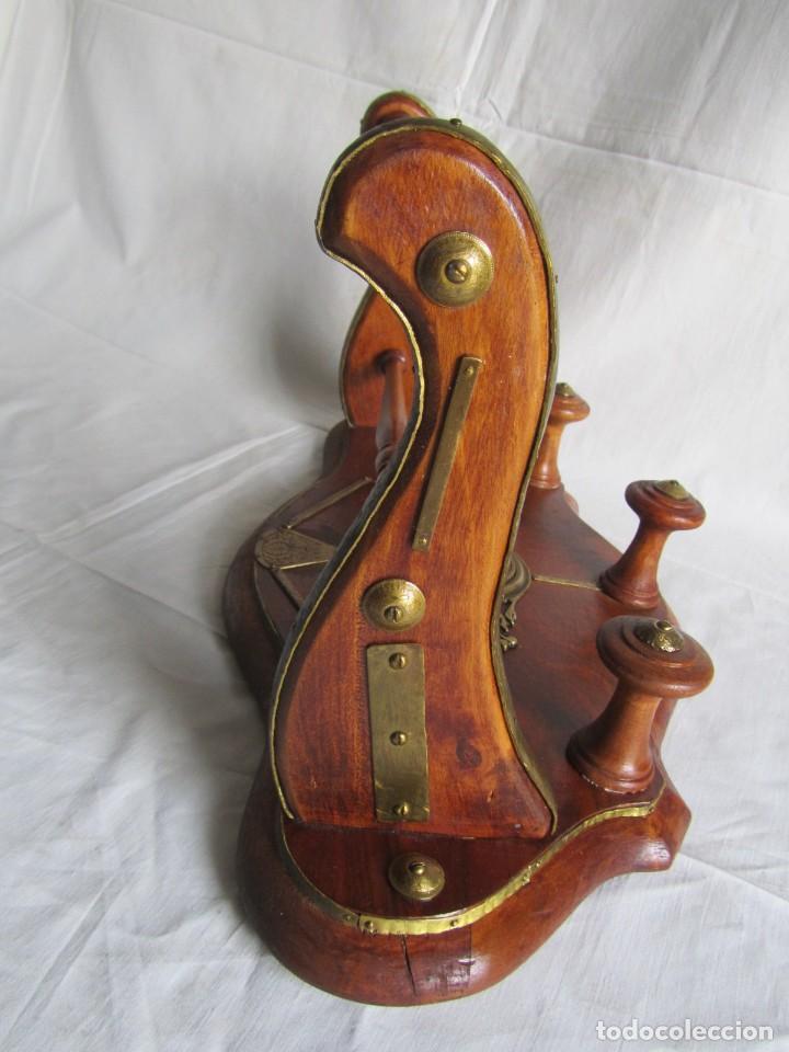 Antig&uuml;edades: Magn&iacute;fica percha de madera rematada con bronce - Foto 14
