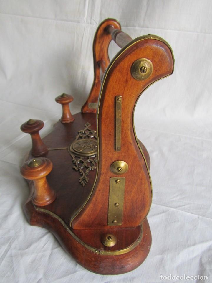 Antig&uuml;edades: Magn&iacute;fica percha de madera rematada con bronce - Foto 15