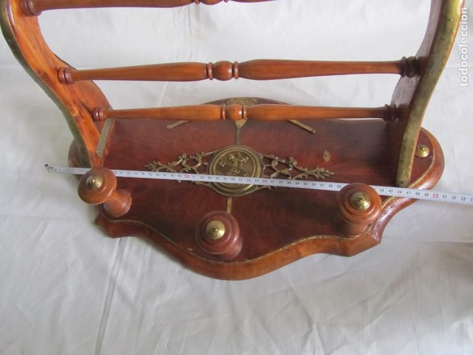 Antig&uuml;edades: Magn&iacute;fica percha de madera rematada con bronce - Foto 16