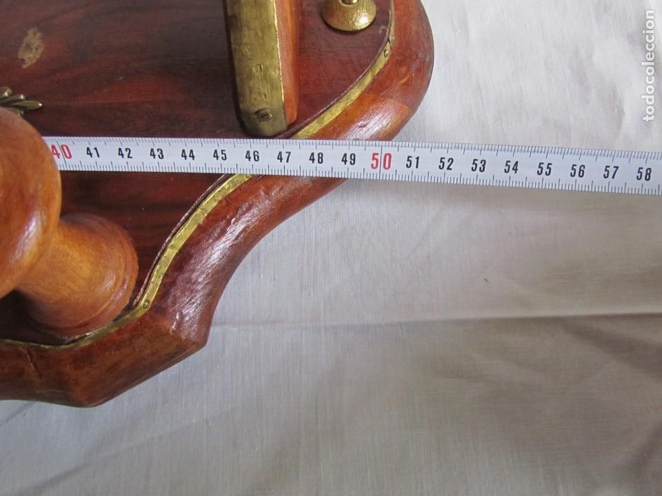 Antig&uuml;edades: Magn&iacute;fica percha de madera rematada con bronce - Foto 17