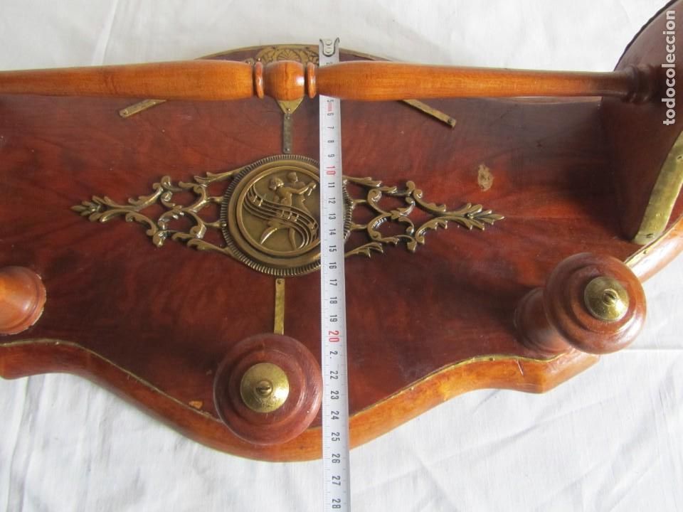 Antig&uuml;edades: Magn&iacute;fica percha de madera rematada con bronce - Foto 18