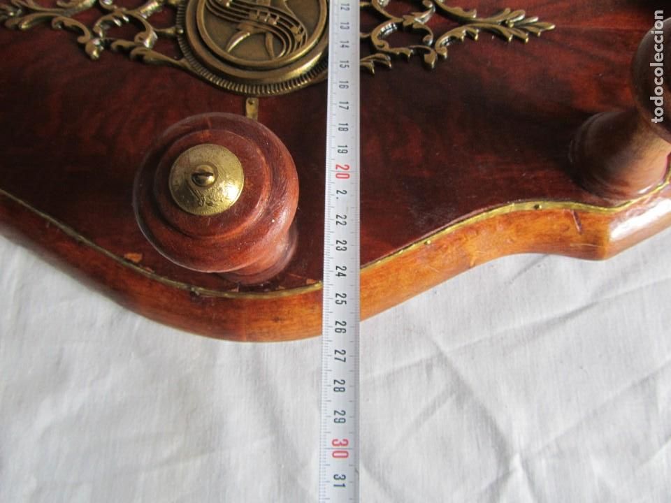 Antig&uuml;edades: Magn&iacute;fica percha de madera rematada con bronce - Foto 19