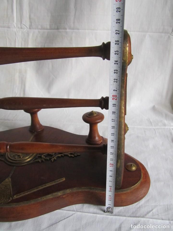 Antig&uuml;edades: Magn&iacute;fica percha de madera rematada con bronce - Foto 20