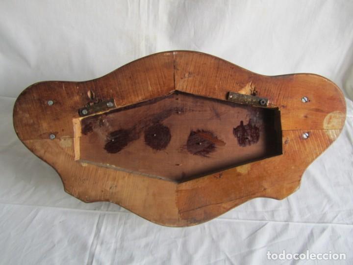 Antig&uuml;edades: Magn&iacute;fica percha de madera rematada con bronce - Foto 22