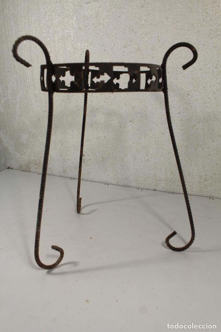 Antig&uuml;edades: soporte para maceta de hierro - Foto 2