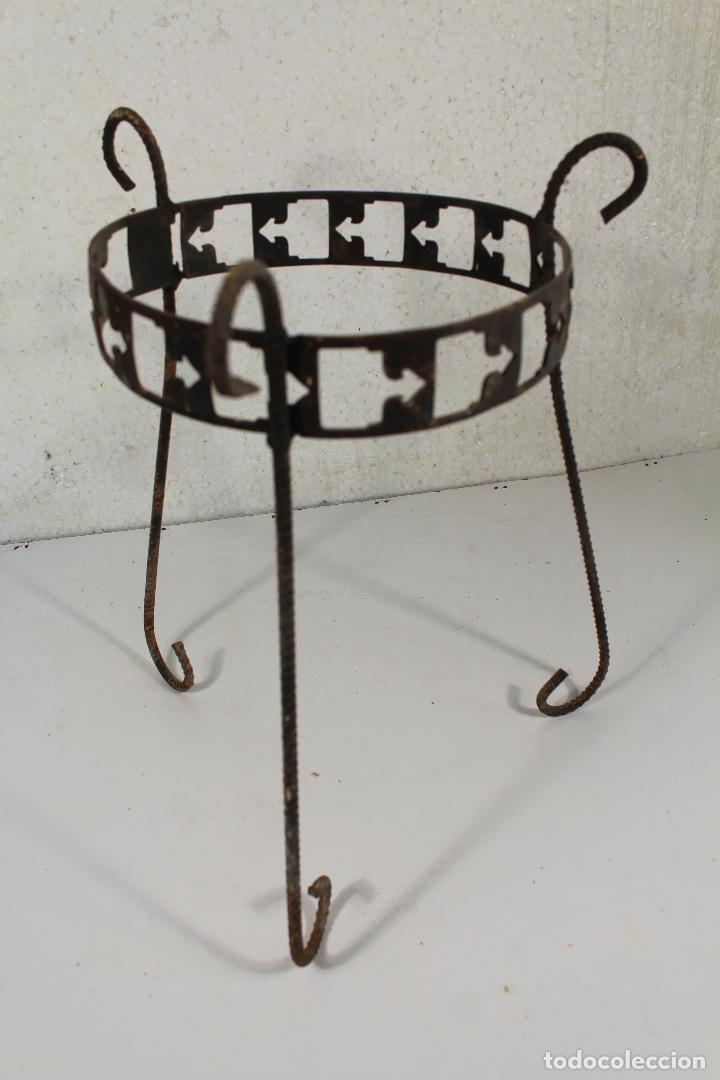 Antig&uuml;edades: soporte para maceta de hierro - Foto 3