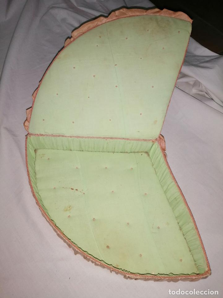 Antig&uuml;edades: caja de labores con forma de abanico. - Foto 2