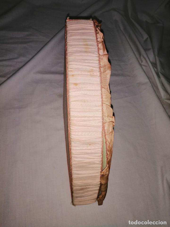 Antig&uuml;edades: caja de labores con forma de abanico. - Foto 4