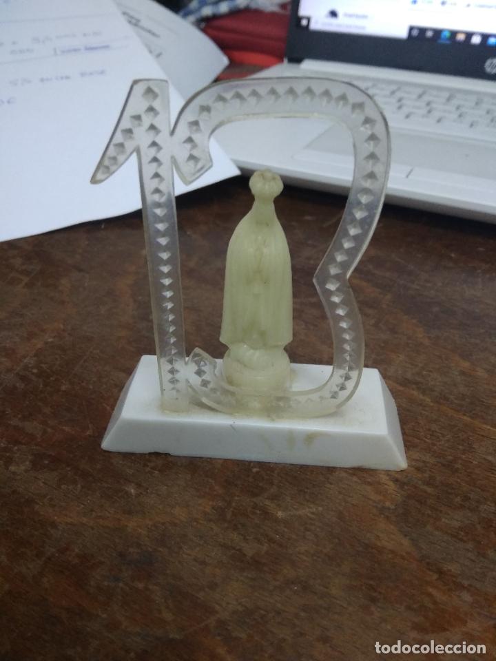 Antig&uuml;edades: Virgen con n&uacute;mero 13 pl&aacute;stico. Vitrina 1 - Foto 2