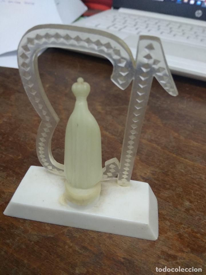 Antig&uuml;edades: Virgen con n&uacute;mero 13 pl&aacute;stico. Vitrina 1 - Foto 3