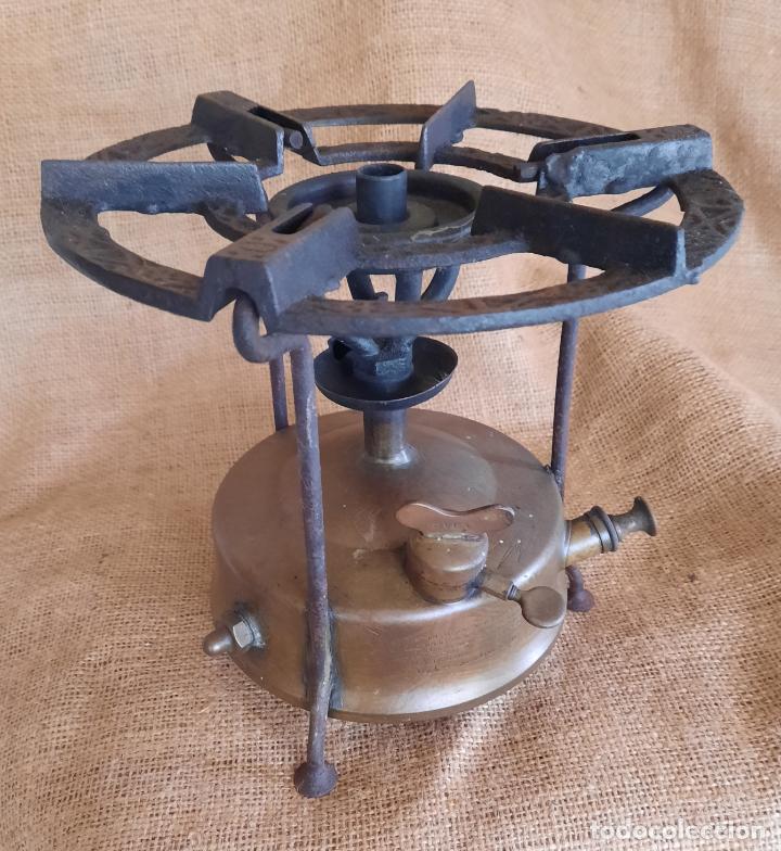 Antiquit&eacute;s: HORNILLO PETR&Oacute;LEO DE METAL (MARCA CBEA - SUECIA) - PARRILLA DE HIERRO FUNDIDO.
