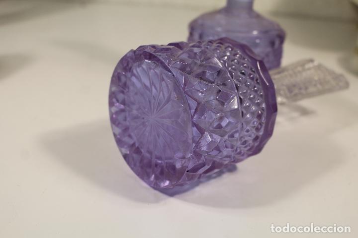 Antig&uuml;edades: pareja de perfumeros de cristal lila - Foto 3