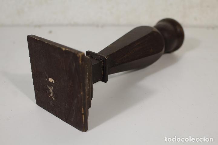 Antig&uuml;edades: antiguo candelabro de madera - Foto 2