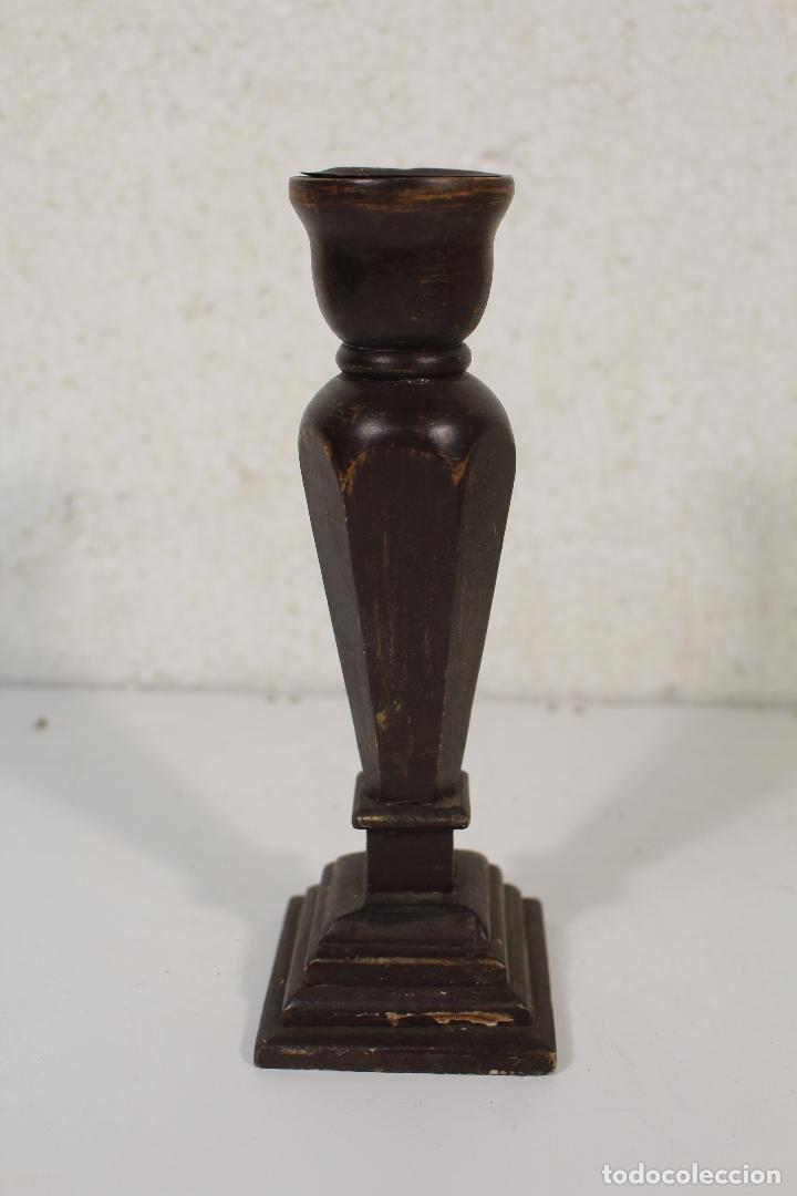 Antig&uuml;edades: antiguo candelabro de madera - Foto 1