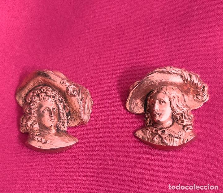Antig&uuml;edades: PAREJA DE ADORNOS DE LAT&Oacute;N - Foto 1
