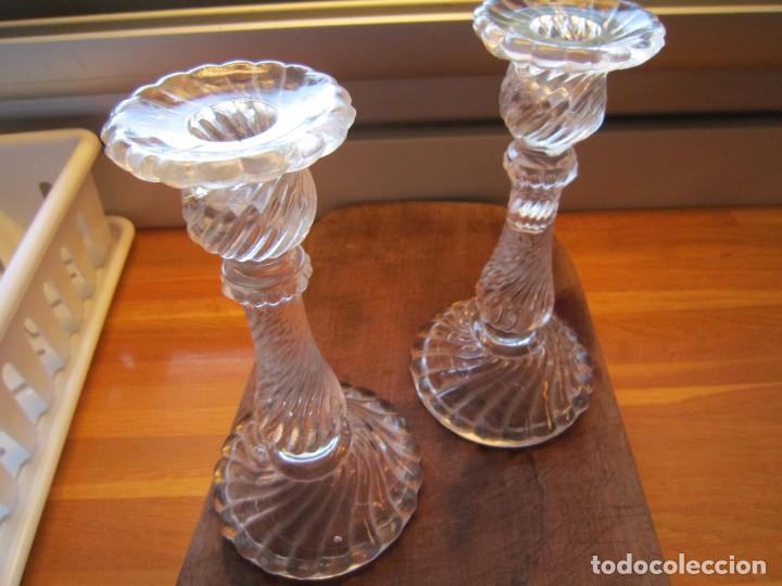 Antig&uuml;edades: Pareja de candelabros de vidrio - Foto 1