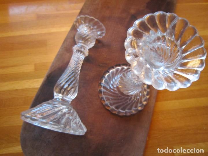 Antig&uuml;edades: Pareja de candelabros de vidrio - Foto 2