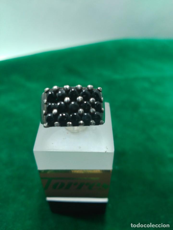 Antig&uuml;edades: Sortija plata y azabache + - Foto 1