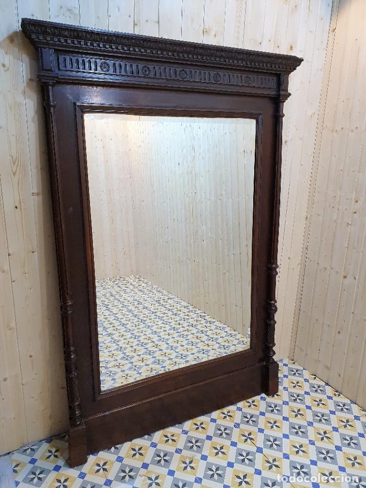 Antig&uuml;edades: GRAN ESPEJO DE NOGAL S.XIX - Foto 1