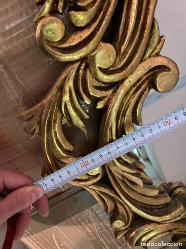 Antigüedades: Antiguo espejo de madera, cornucopia dorada al oro fino, motivos vegetales. 142x87 - Foto 4 - 246458675