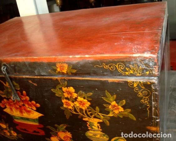 Antig&uuml;edades: Arcon chino antiguo policromado - Foto 5