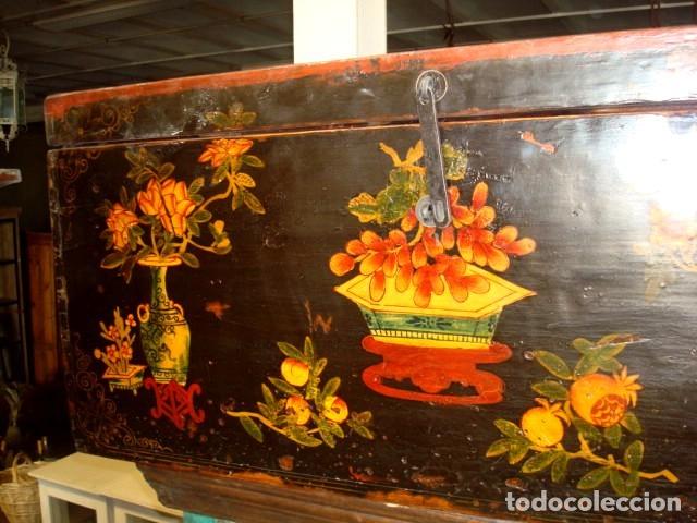Antig&uuml;edades: Arcon chino antiguo policromado - Foto 6