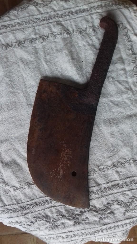 Antig&uuml;edades: Antigua macheta con mango de hierro. - Foto 1
