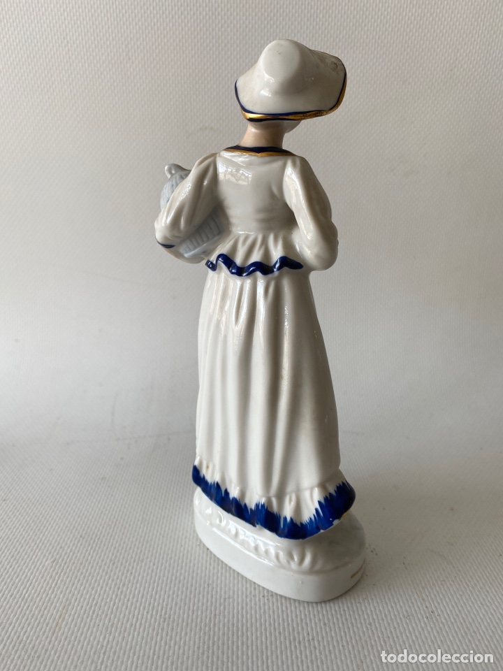 Antig&uuml;edades: Figura de mujer en porcelana. - Foto 2