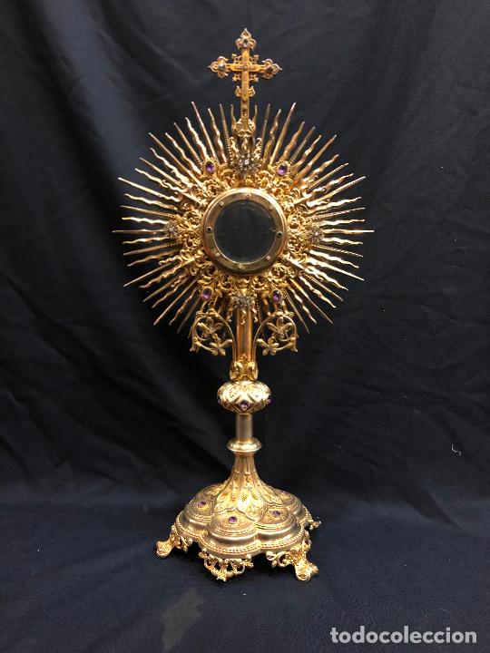 Antigüedades: CUSTODIA DE PLATA DORADA ENRIQUECIDA CON 256 DIAMANTES, 19 AMATISTAS Y 2 ZAFIROS. Lote 247204465
