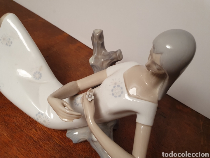 Antig&uuml;edades: Joven con margarita - Lladro - Foto 3
