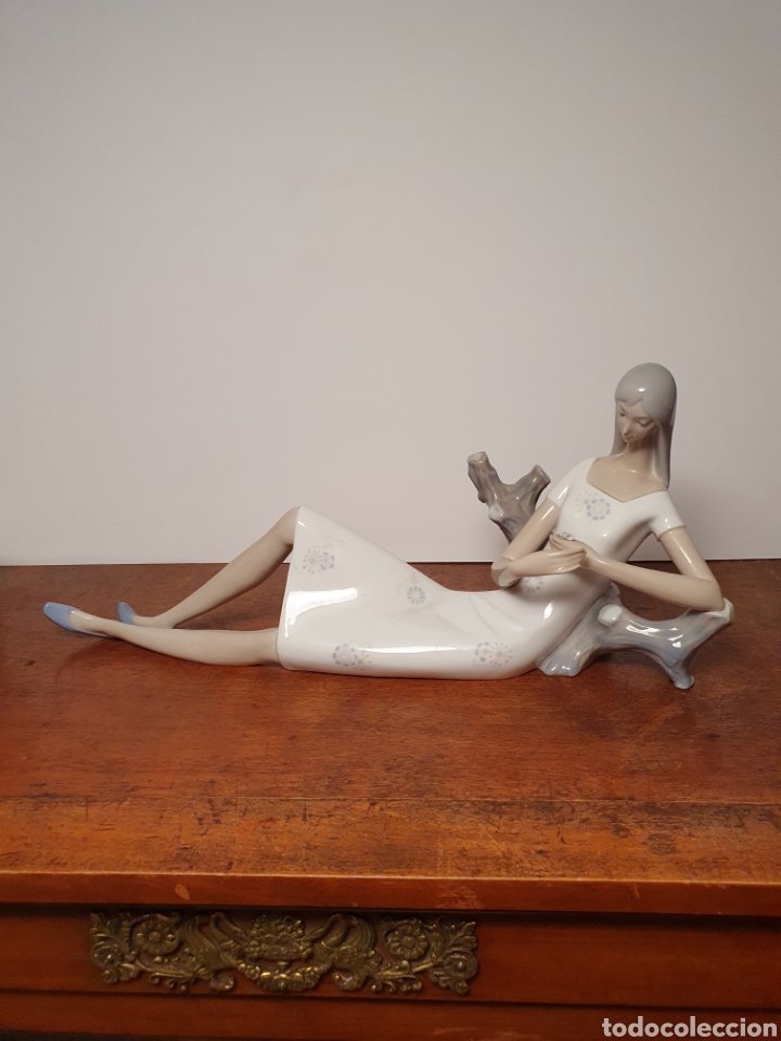 Antig&uuml;edades: Joven con margarita - Lladro - Foto 1