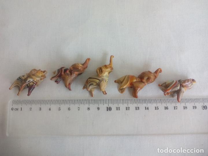 Antiques: 5 peque&ntilde;os elefantes de cristal de Murano. Miniatura. Con roturas