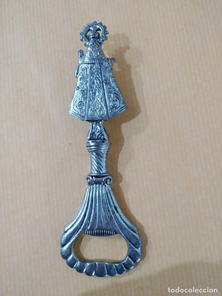 Antig&uuml;edades: ABRIDOR DE BOTELLAS METALICO - IMAGEN RELIGIOSA - SIN USO 12 cmt.