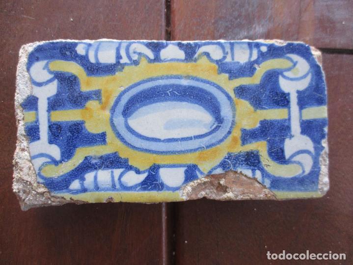 Antig&uuml;edades: Azulejo cenefa pintada siglo XVI - Foto 1