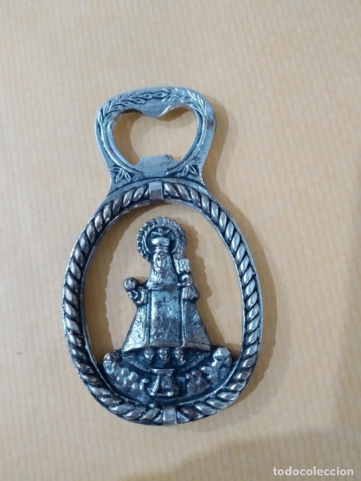 Antig&uuml;edades: ABRIDOR DE BOTELLAS METALICO - NUESTRA SRA DE COVADONGA - SIN USO