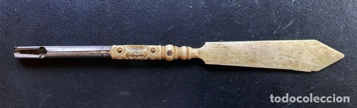 Antig&uuml;edades: Porta plumilla de hueso decorada