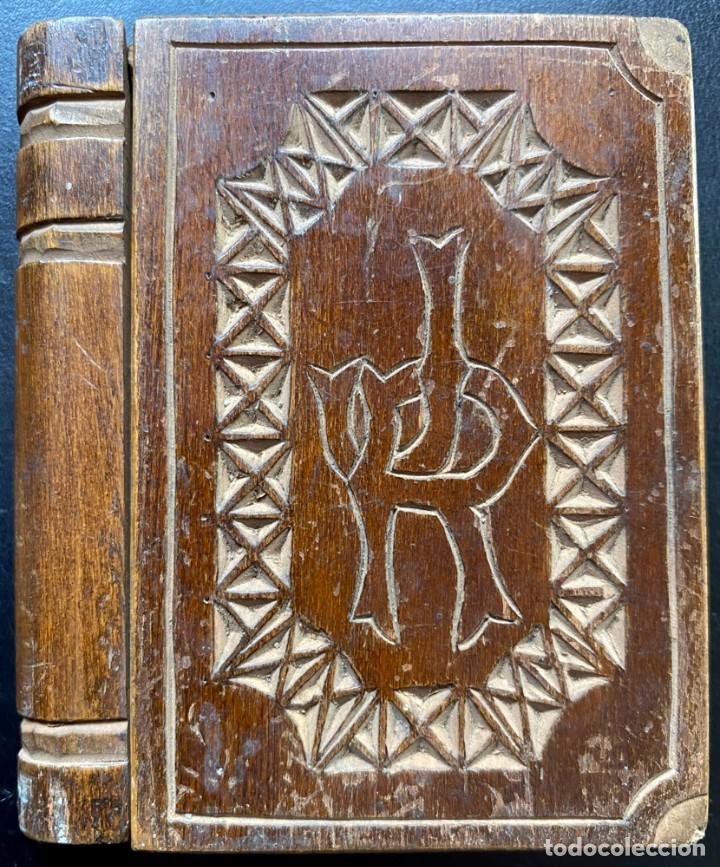 Antig&uuml;edades: Libro caja de madera con apertura secreta - Foto 1