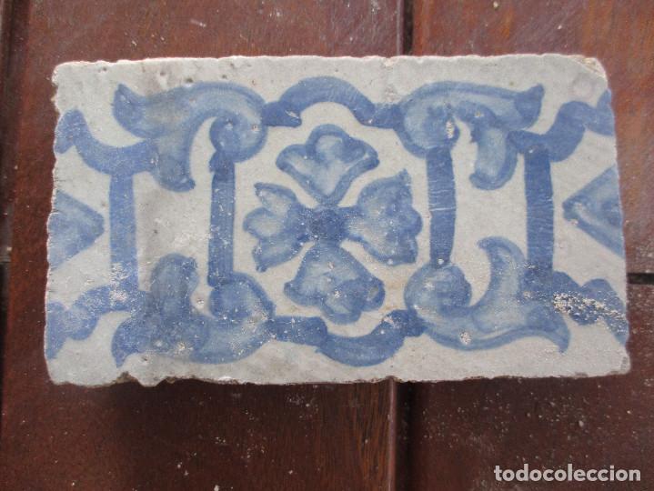 Antig&uuml;edades: Azulejo cenefa pintada siglo XVI - Foto 1