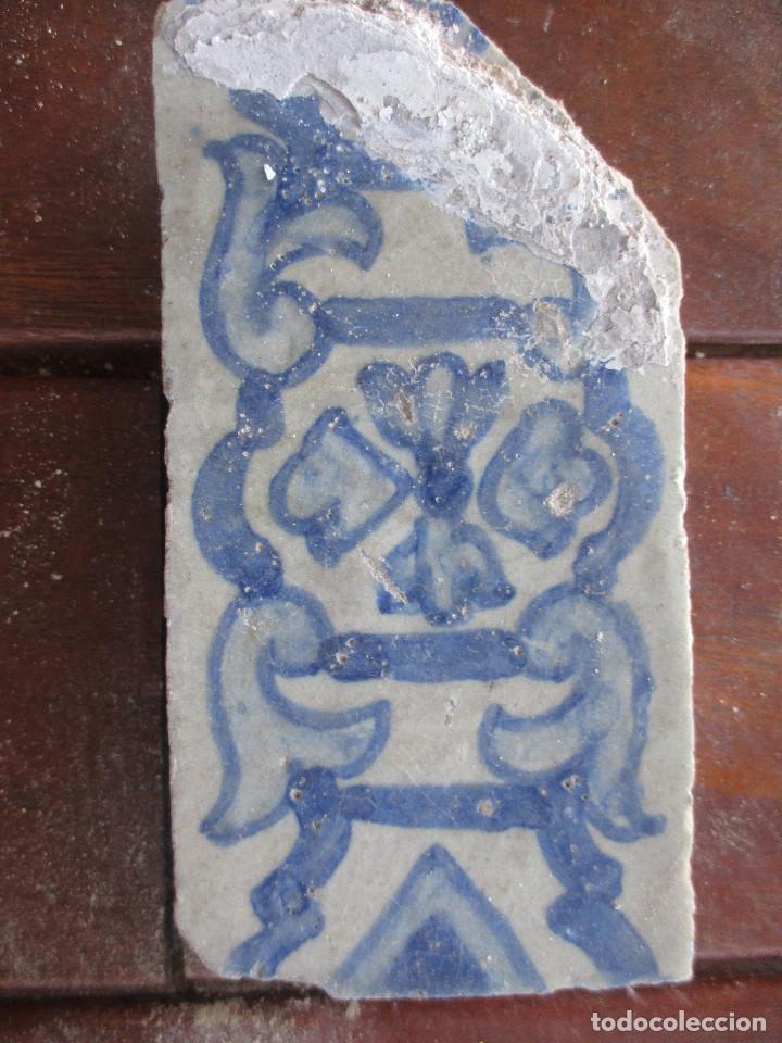 Antig&uuml;edades: Azulejo cenefa pintada siglo XVI - Foto 1