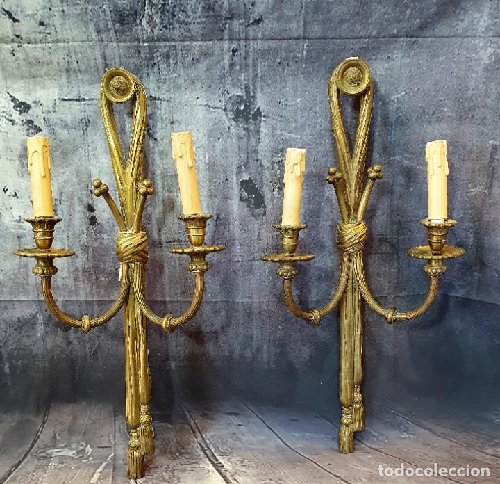 Antig&uuml;edades: ANTIGUA PAREJA DE APLIQUES DE BRONCE - Foto 1