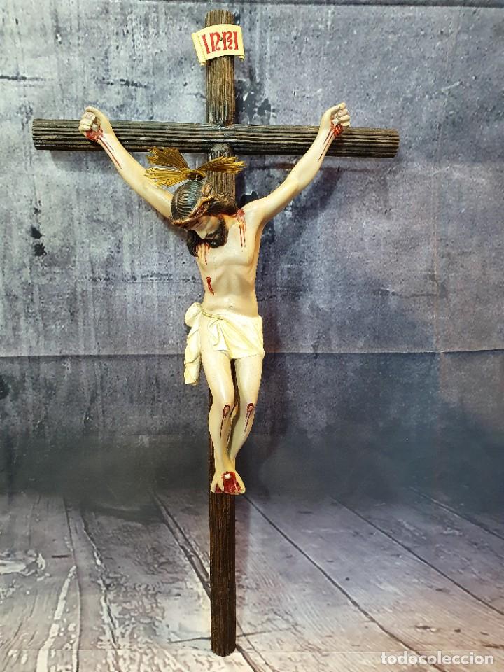 Antig&uuml;edades: CRUCIFIJO DE ESCAYOLA - Foto 1