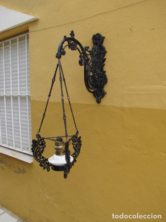 Antig&uuml;edades: Lampara botiva de aluminio fundido. Quinqu&eacute; de lat&oacute;n y opalina - Foto 2