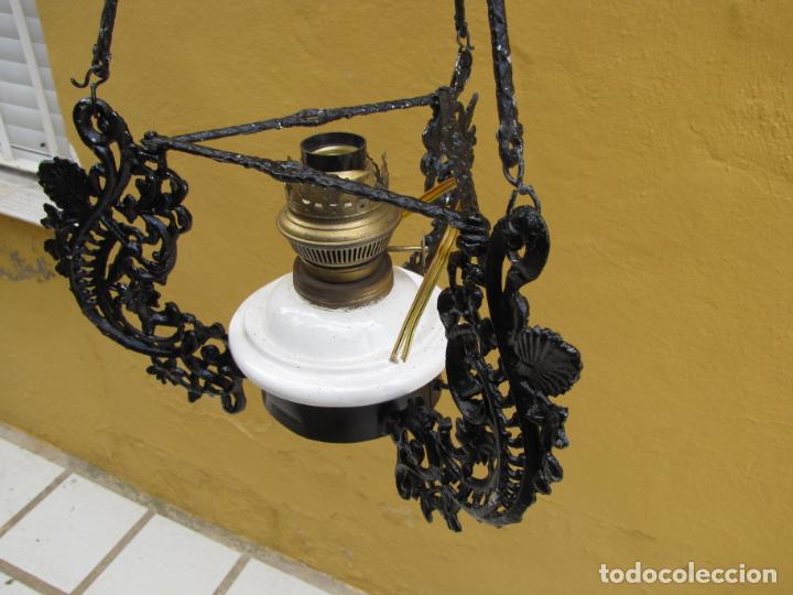 Antig&uuml;edades: Lampara botiva de aluminio fundido. Quinqu&eacute; de lat&oacute;n y opalina - Foto 3