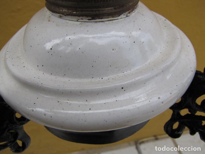 Antig&uuml;edades: Lampara botiva de aluminio fundido. Quinqu&eacute; de lat&oacute;n y opalina - Foto 5