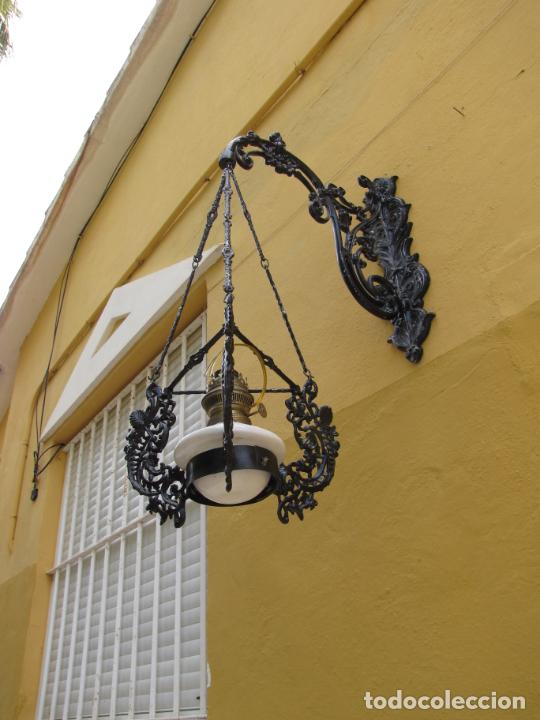 Antig&uuml;edades: Lampara botiva de aluminio fundido. Quinqu&eacute; de lat&oacute;n y opalina - Foto 11