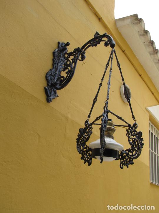 Antig&uuml;edades: Lampara botiva de aluminio fundido. Quinqu&eacute; de lat&oacute;n y opalina - Foto 12
