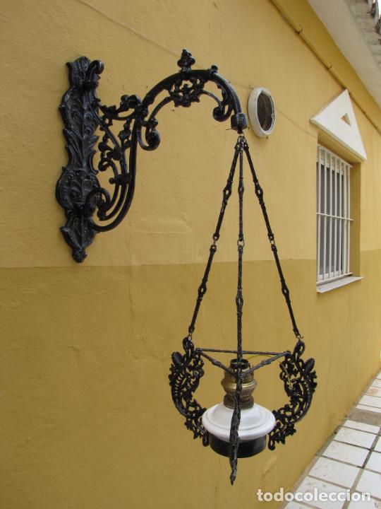 Antig&uuml;edades: Lampara botiva de aluminio fundido. Quinqu&eacute; de lat&oacute;n y opalina - Foto 1