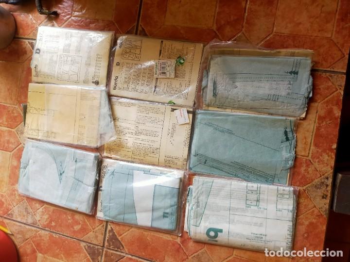 Antig&uuml;edades: Lote 9 patrones de costura para prendas y complementos - Burda - Foto 2