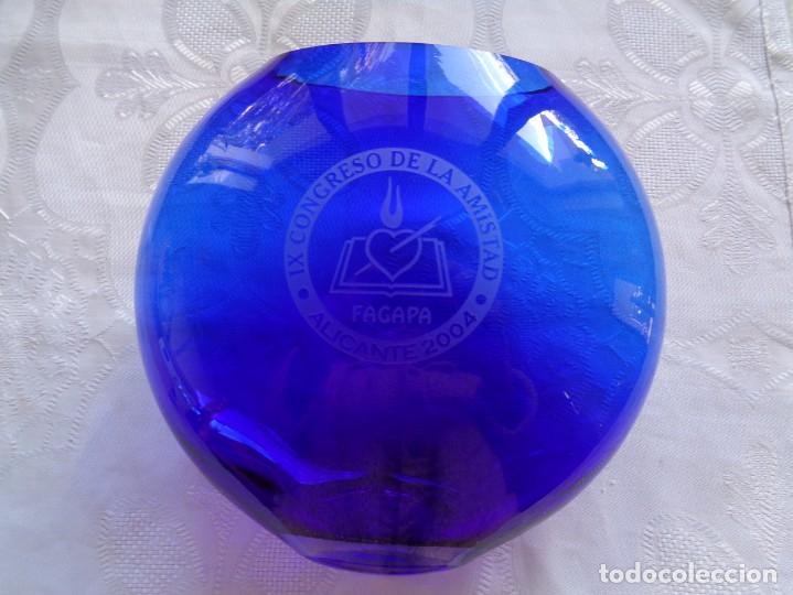 Antiques: JARR&Oacute;N DE CRISTAL GRABADO CON MOTIVO DEL IX CONGRESO DE LA AMISTAD. ALICANTE 2004.